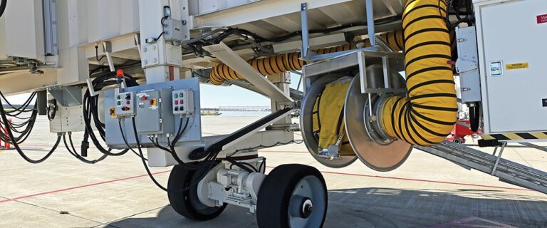 Hose reel atached to aviation ground support equipment